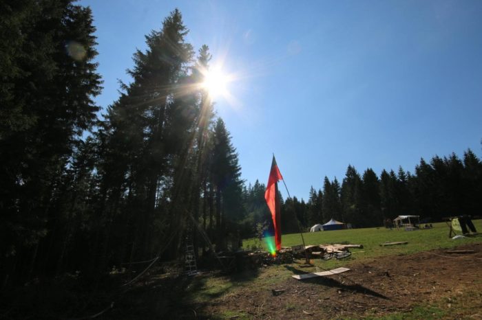 schwarz rote fahne schwarzwald